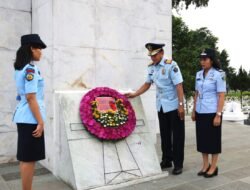 Upacara Tabur Bunga dan Ziarah Taman Makam Pahlawan Sebagai Rangkaian HDKD ke 78