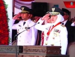 Gubernur Khofifah Pimpin Upacara Pengibaran Bendera Merah Putih HUT RI ke-78 di Grahadi, Terus Melaju Untuk Indonesia Maju