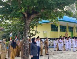 Korsek Bawaslu Kota, Erliana Hastuti Menjadi Pembina Upacara di SMP N 10 Kota Bengkulu