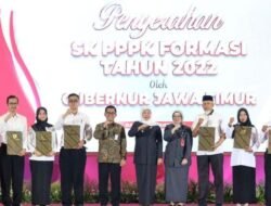 Gubernur Khofifah Serahkan 3.525 SK PPPK Formasi 2022 di Unesa