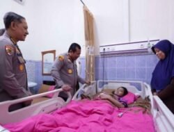 Terima Kasih Bapak Kapolda Jatim Yang Sudah Peduli pada Gadis Penjual Peyek Merangkak di Surabaya