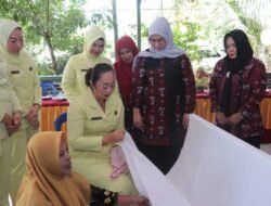 Istri Kajari Bengkulu Tengah Menorehkan Malam Melalui Cantik Di Desa ini