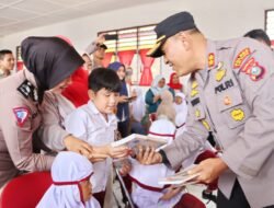 Tingkatkan semangat literasi  Polres Padangsidimpuan bagikan buku  kepada Anak Anak SLB.