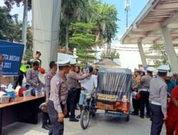 Dirlantas Polda Sumut Bagikan 200 Helm SNI ke Abang Betor