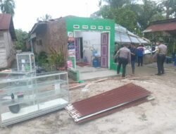 Bantu warga terkena gempa Polsek Firdsus Polres Serdang Bedagai melaksanakan gotong royong