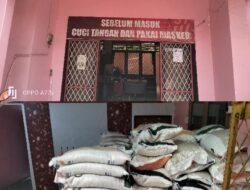 Bantu Warga Kurang Mampu, 655 Karung Beras di Angkat Truk ke Kantor Kepala Desa