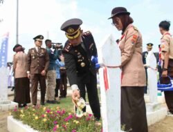 Peringatan Hari Pahlawan, Wakapolresta Barelang Ikuti Upacara Ziarah di Makam Pahlawan