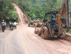 Gerak Cepat TNI Polri Bersihkan Material Longsor yang menutupi Jalan Lintas Toba Taput