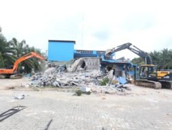 Tim Gabungan Ratakan Bangunan Key Garden Sarang Peredaran Narkoba