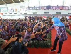 Gubernur Khofifah Dinobatkan Sebagai Ibu Perangkat Desa Jatim dari PPDI