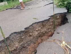 Hujan Deras Akibatkan jalan penghubung Tiga Desa di Kecamatan Karang Tinggi Amblas