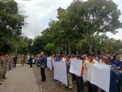 Ratusan warga Desa Sejagung demo bupati tuntut Kades dipecat