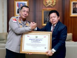 KAPOLDA KEPRI TERIMA PENGANUGERAHAN PRESISI AWARD DARI LEMKAPI