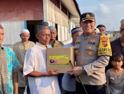 Kapolres Pelabuhan Belawan Bagikan Takjil Gratis dan Sembako kepada warga Kampung Nelayan Sebrang