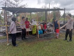 Polsek Liang Anggang Serahkan Sembako Kepada Korban Kebakaran Di Jalan Pelita
