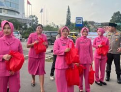 Jelang Berbuka, Polsek Batu Ampar bersama Bhayangkari membagikan 100 Paket Takjil kepada masyarakat