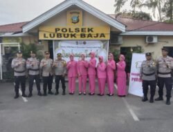 Ramadhan Berkah, Polsek Lubuk Baja bersama Bhayangkari Lakukan Pembagian Takjil Gratis Kepada Masyarakat Pengguna Jalan