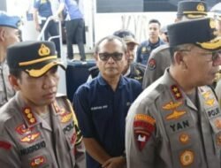 Kapolda Kepri Didampingi Kapolresta Barelang Berikan Tiket Gratis Mudik Di Pelabuhan Domestik Telaga Punggur Kota Batam