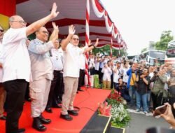 Pj Gubernur Jatim Adhy Karyono Berangkatkan 3.840 Peserta Mudik Bareng Gratis