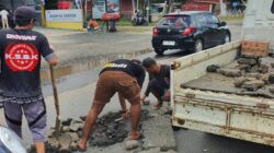 KSBK Peduli Keselamatan, Gotong Royong Menutup Lobang Dalam Di Jalan Trikora Banjarbaru