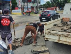 KSBK Peduli Keselamatan, Gotong Royong Menutup Lobang Dalam Di Jalan Trikora Banjarbaru