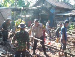 Kunjungan Silaturahmi Babinkamtibmas Sungai Tiung Ikuti Giat Renovasi Rumah Tak Layak Pakai