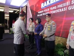 Kabid Humas Polda Kalsel Kombes Pol Adam Erwindi, Salah Satu Penerima Sertifikasi Kompetensi Humas Terbaik.