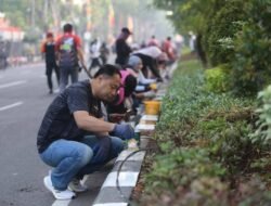 Sambut HJKS ke 731, Pemkot Surabaya Kerja Bakti Cat Ulang Curbing Median Jalan Raya