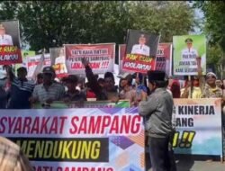 Perisia Bersama Ratusan Warga Gelar Aksi Damai di Depan Kantor Pemkab Sampang