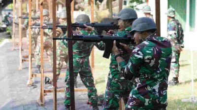 Personel Makorem 084/BJ Mengikuti Latihan Menembak Senjata Ringan