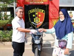 Emak-emak Senang Motor yang Hilang Akhirnya Kembali, Terima Kasih Polres Pelabuhan Tanjung Perak