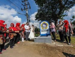 Eri Cahyadi Resmikan Tugu Lansia di Balongsari Surabaya