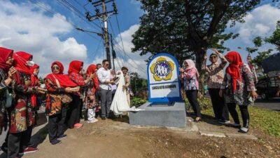 Eri Cahyadi Resmikan Tugu Lansia di Balongsari Surabaya