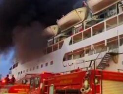 KM Umsini Terbakar Ratusan Penumpang Panik Untuk Menyelamatkan Diri.