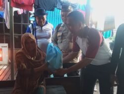 Jum’at Berkah Polsek Cempaka Bagikan Paket Sembako Untuk Warga Sungai Tiung.
