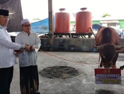 Sapi Kurban Dari Kapolri Dan Kapolda Di Serahkan Kepada Imam Mushola Ar Raudah Tuan Guru H. Sa’duddin