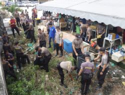 Jelang Hari Bhayangkara, Polresta Barelang Bersama Polsek Bengkong Bersihkan Sampah di Lingkungan Sungai Pasar Trade Centre