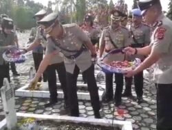 HUT Bhayangkara Ke-78, Polda Kalimantan Selatan Tabur Bunga Ditaman Makam Pahlawan
