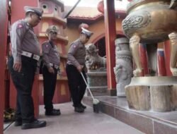 HUT Bhayangkara Ke-78, Polres Gresik Giat Sosial di Klenteng Kim Hin Kiong