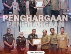 Kajati Jatim Bersama Dengan Aspidum Menerima Penghargaan Dari Menteri LHK