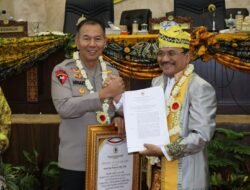 Keberhasilan  Dalam Pengungkapan Pengedaran Narkoba Kapolda Kalsel Terima Penghargaan Dari Ketua DPRD