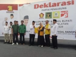 MENGADAKAN ACARA DEKLARASI PASANGAN INOPA DI GEDUNG.DIHADIRI KETUA UMUM PARTAI GOlKAR OKUS. BESERTA JAJAJRAN