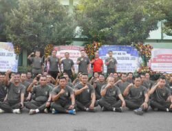 Pemotongan Tumpeng Mewarnai Olah Raga Bersama Danrem 084/BJ dengan Seluruh Anggota