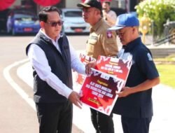 Pj. Gubernur Jatim Serahkan Bantuan ke Janda Perintis Kemerdekaan dan Ahli Waris Keluarga Pahlawan Nasional