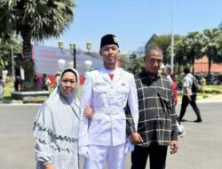 Paskibra Jatim, Kedua Orang Tua Jombang ke Surabaya Boncengan Motor Ingin Lihat Putranya
