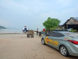 Personel Polsek Tebing Polres Karimun Patroli di Wilayah Rawan Banjir Sekaligus Antisipasi Pohon Tumbang 