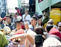 Presiden Jokowi Pakai Megafon di Pasar Soponyono untuk Pamit ke Masyarakat