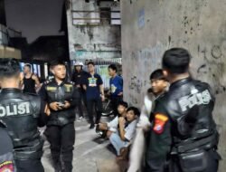 Polisi dan Warga Amankan Lima Orang Anggota Gengster di Pasar Kembang Surabaya