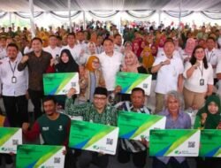 Wali Kota Eri Cahyadi Serahkan BPJS Ketenagakerjaan kepada 22.935 Warga Pelayan Masyarakat