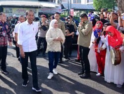 Kunjungi Pasar Dukuh Kupang, Presiden Jokowi Cek Harga dan Interaksi dengan Warga